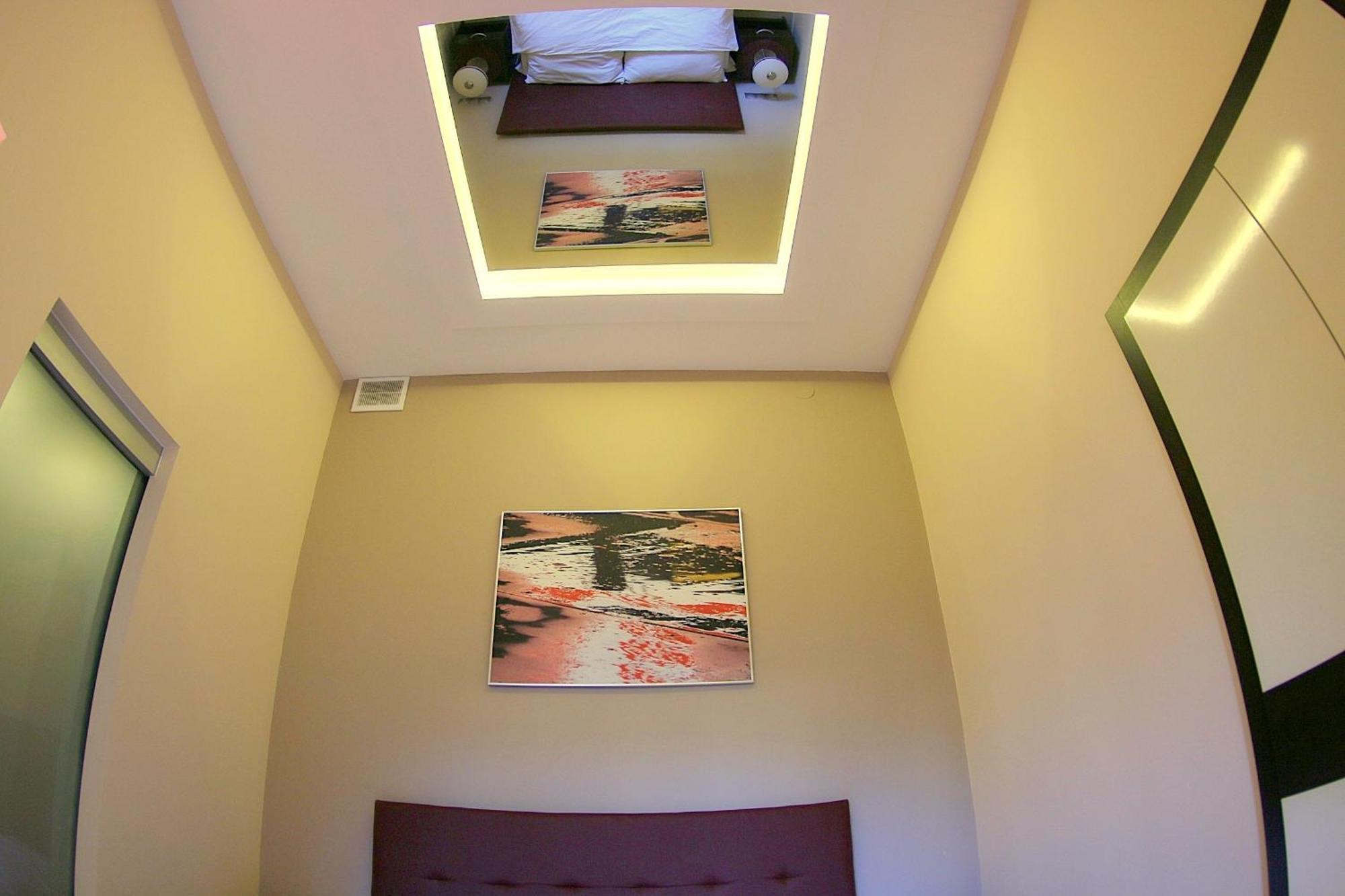 Mirror Pink Studio Apartment Krakow Oda fotoğraf